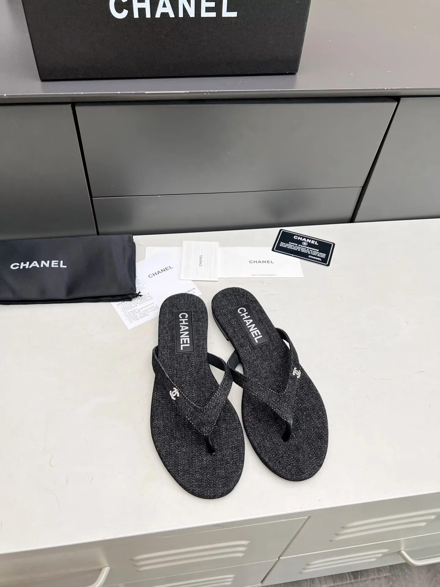 👟👟Ex-factory price 380👟👟 Chanel new spring and summer genuine leather outsole flip-flops✅ I was really moved by this shoe when I first saw it💓 I liked it at first sight [surprised], 😊 and it has Chanel’s classic diamond logo💎 Fabric: imported cowhide 🐂 Denim, velvet Lining: cow lining Color: black Code number: 35-41 (41 can be customized and non-returnable) Outsole: Made of genuine leather outsole Packaging: with card, cloth bag